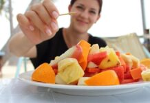 ¿Cuándo es conveniente comer fruta: antes o después de las comidas?