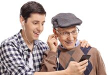 Las personas mayores que socializan pueden vivir más tiempo, confirmó un estudio